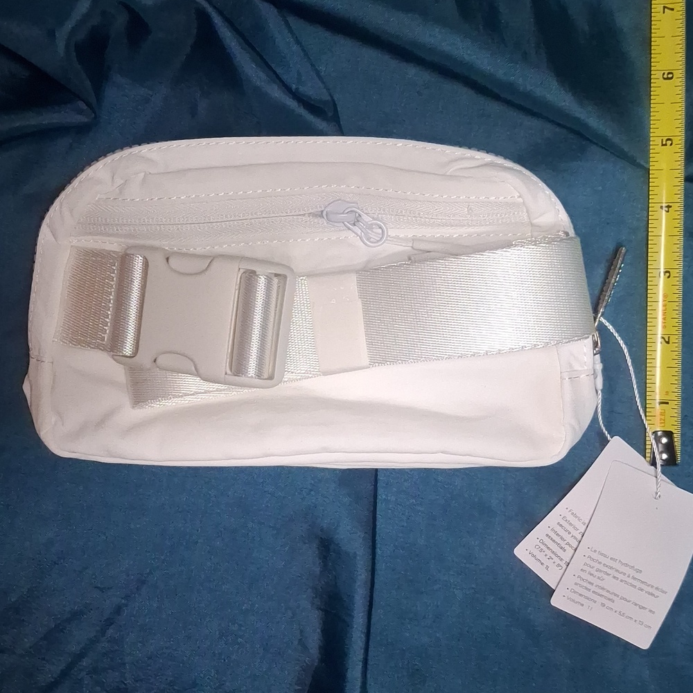 Lululemon Everywhere Belt Bag | White | Crossbody Waist Bag | NWT One Size - Picture 2 of 4
